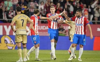 星空体育官网-格拉纳达同马齐对决，比赛激烈展开