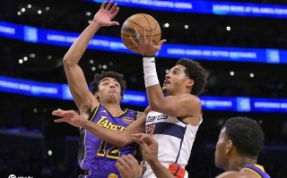 星空体育官方网站-湖人豪取20+大胜奇才，保持不败之冠