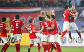 星空体育-亚冠赛场战火高燃，狂热球迷簇拥相助