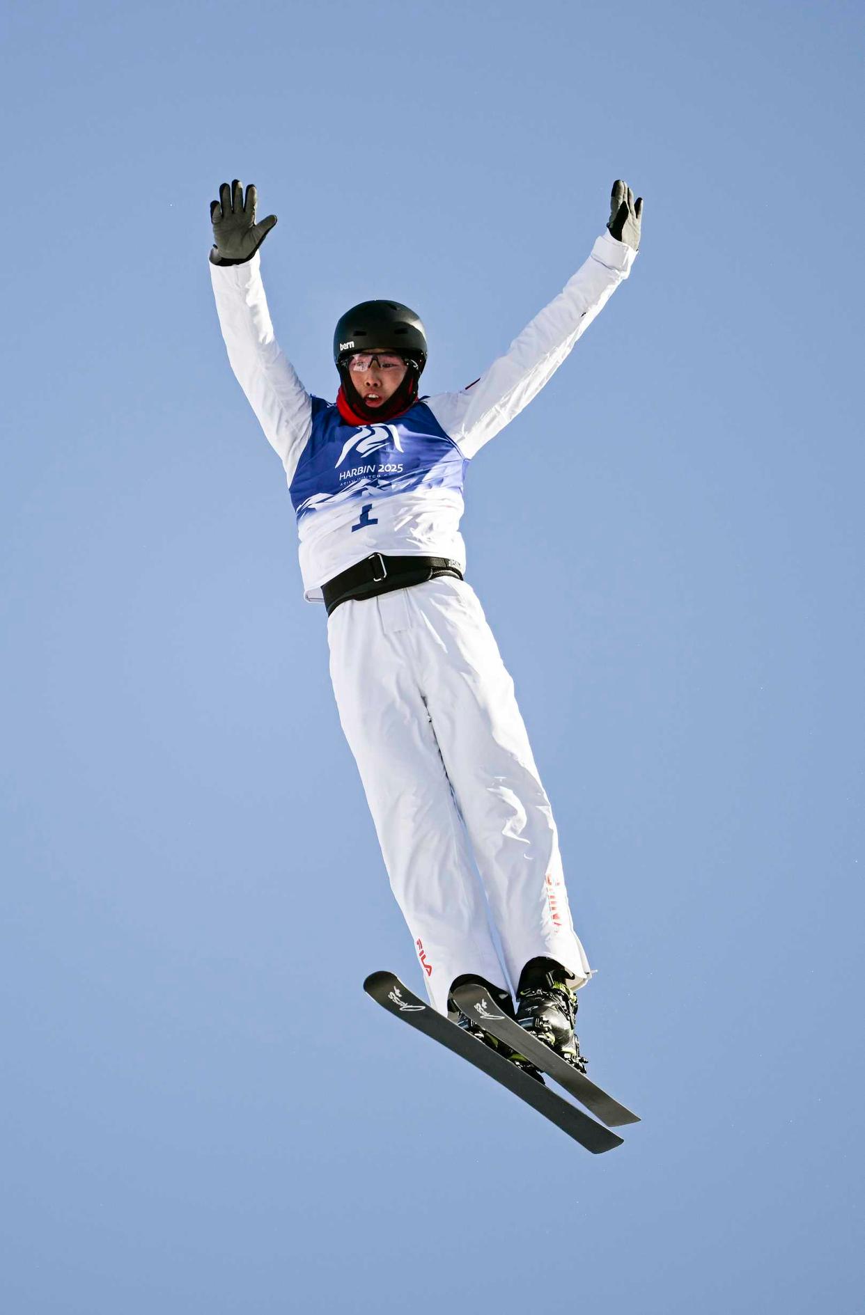 星空体育官网-急速滑雪男子决赛选手飞驰赛场-第2张图片-星空体育官方网站